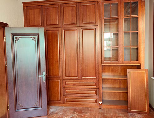 廊坊中式家庭装修里定制的实木衣柜效果图